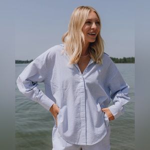 DAILY DRILLS SEERSUCKER BUTTON DOWN in blue stripe